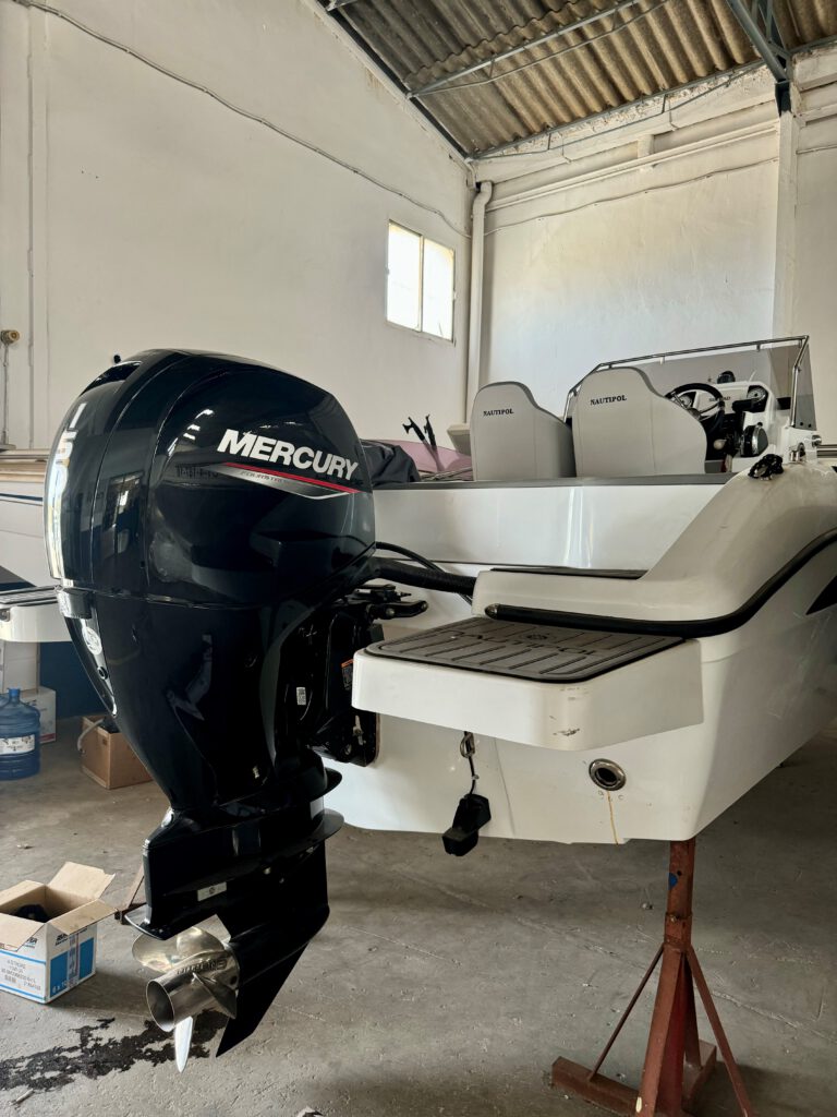 BARCO NAUTIPOL 630 SUNDECK